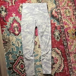 White camo lulu 🍋 leggings
